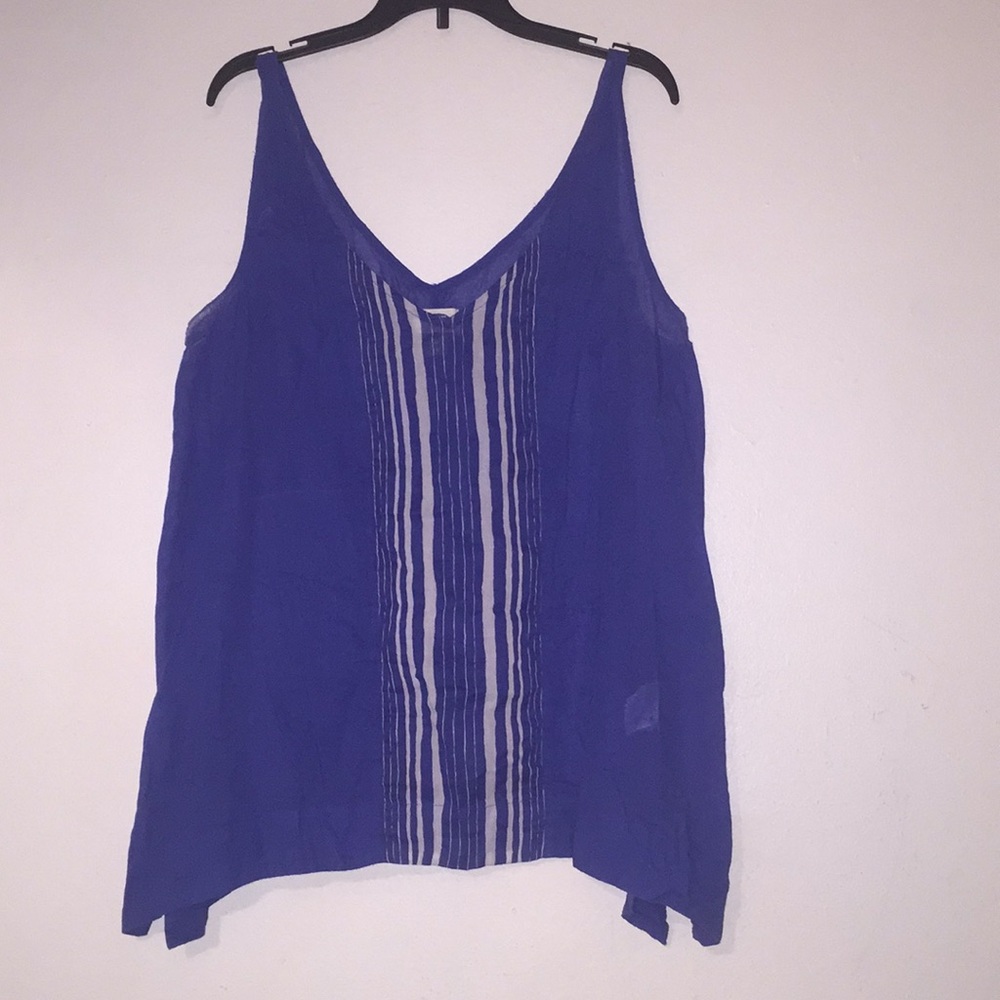 Sleeveless shirt.